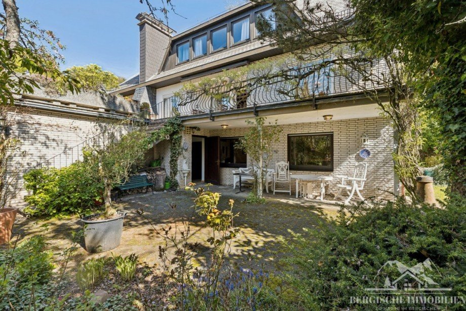 UG - Terrasse vor Partykeller Villa Gummersbach